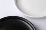 Assiette Ronde Blanche ou Noir Brillante 27 cm – Image 3